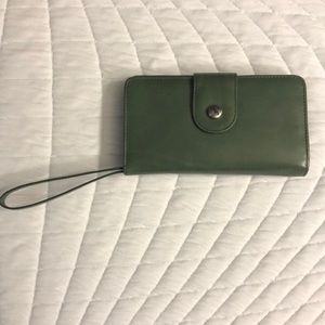 Hobo Danette Bifold Wallet / Wristlet